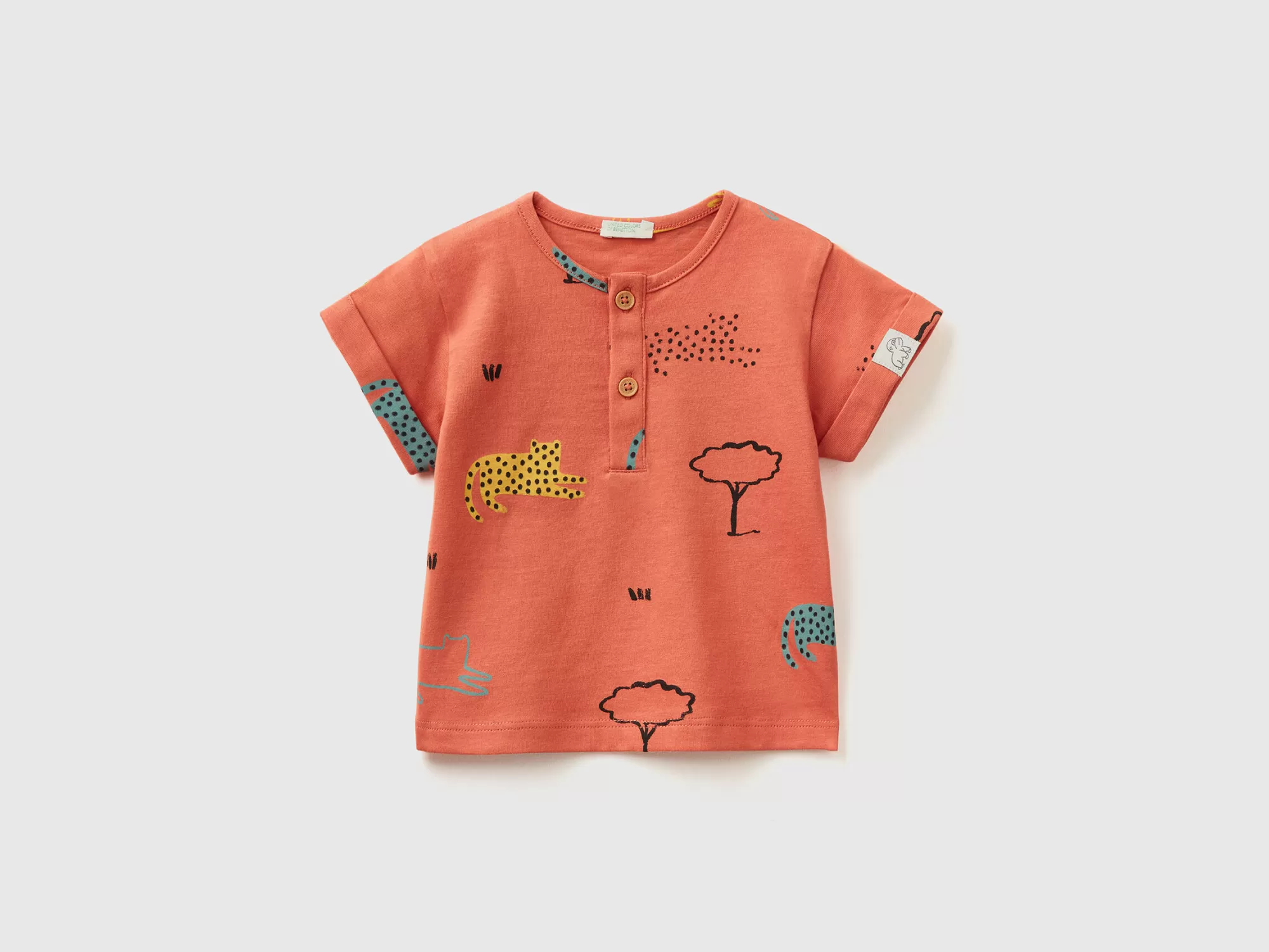 Benetton Camiseta Con Cuello Tunecino Y Estampado-Niños Sudaderas Y Camisetas